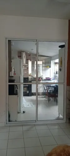 Vendo porta de alumínio branco com duas portas de correr de 1,6 , portas de 80 cm