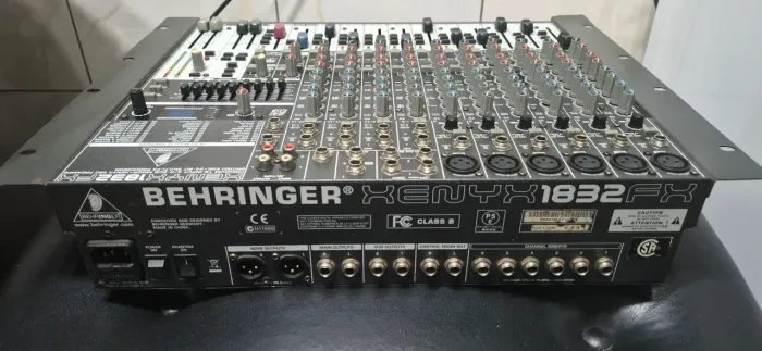Mesa de som 18 canais Behringer Xenyx 1832FX 
