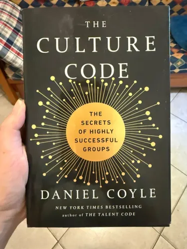 Livro The Culture Code, Daniel Coyle - em inglês.