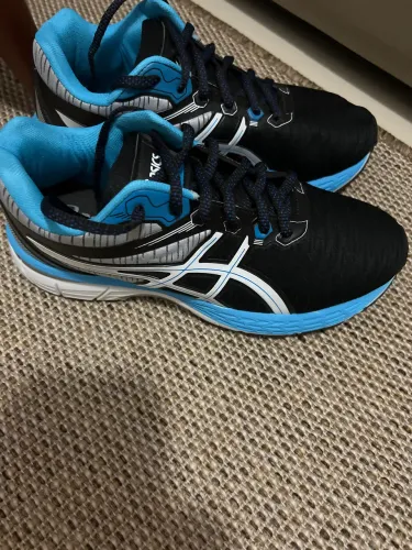 Tênis Asics novo 37