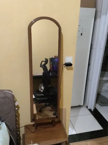 Espelho de madeira com gaveteiro