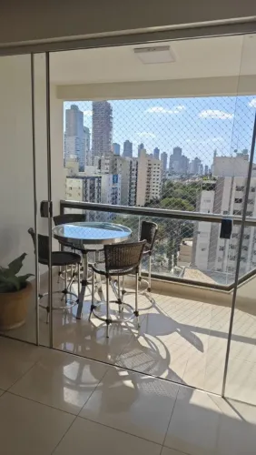 Bistrô com tampo de vidro + 4 banqueta- acabamento amadeirado envelhecido
