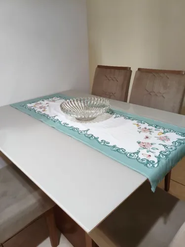 Vendo mesa de jantar com cadeiras