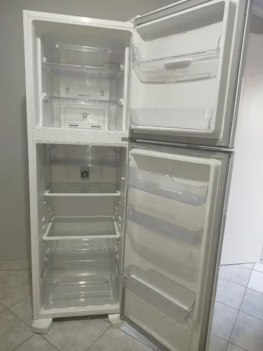 Geladeira Continental 110 (pouco tempo de uso)