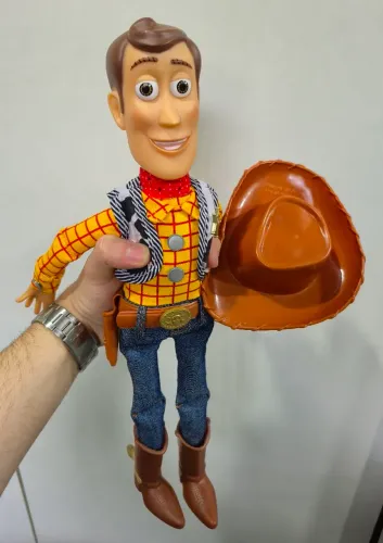 Boneco Woody Toy Story Fala Inglês