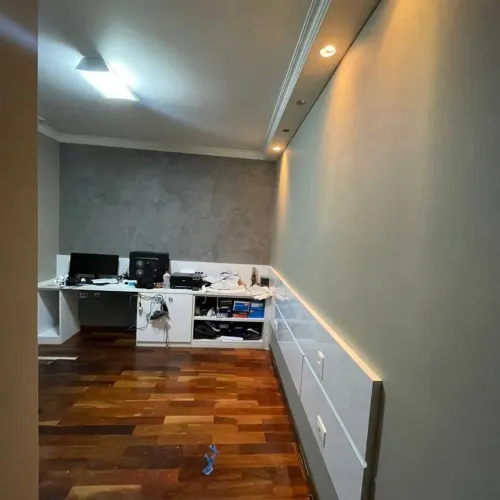 Pintor profissional na área de pinturas domiciliar e comercial