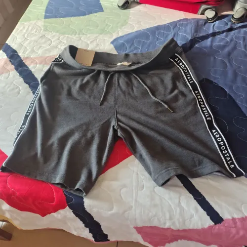 Bermuda marca Aeropostale, nova, original, tamanho grande, tecido de moleton, cor preta.