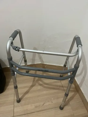 Andador e colchão pneumático