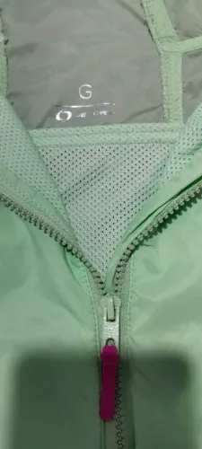Corta vento Feminino: Estilo e Proteção com Toque de Cor | Leve e Moderna. Tamanho G.