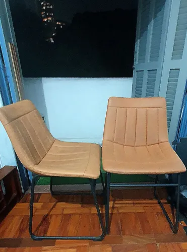 Cadeira estofada couro caramelo.