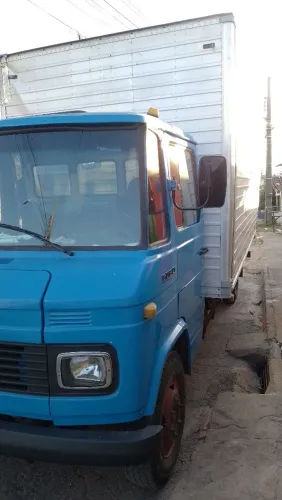 Caminhão Mercedes 608 com baú