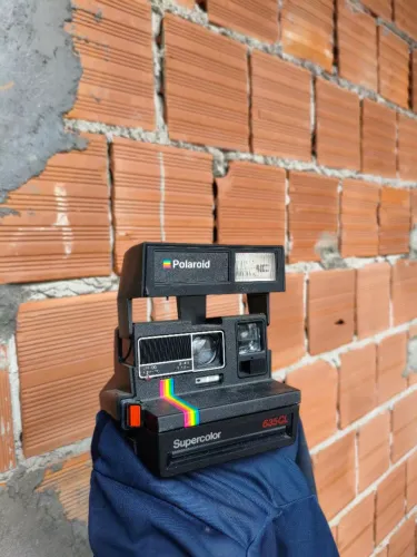Polaroid Supercolor 635 CL preta.