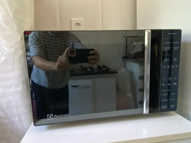 Vendo microondas seminovo Eletrolux 23 L