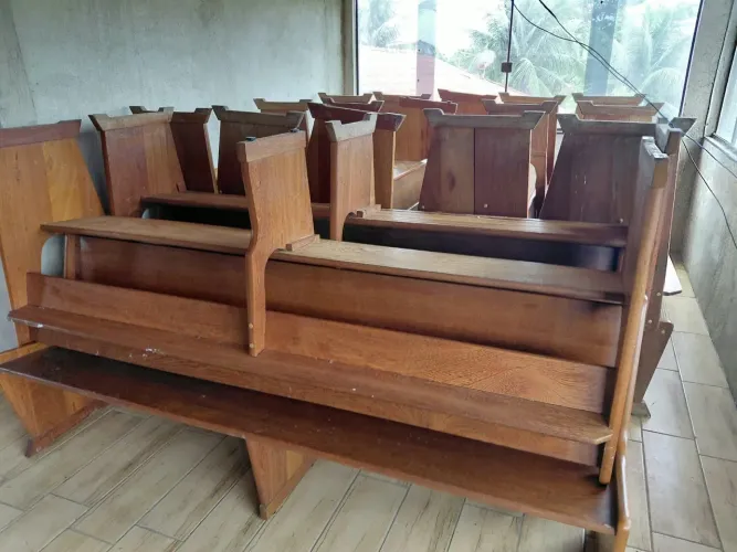 Banco de Igreja em Madeira Maciça (2,20m) com Porta-Bíblias