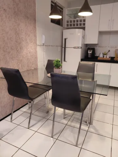 Vendo ou troco por TV Mesa com 4 cadeiras.