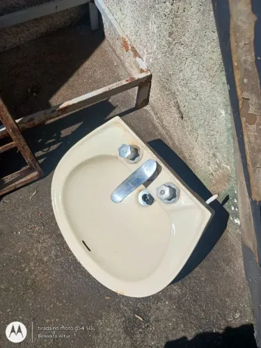Pia ou lavatório antigo bege 