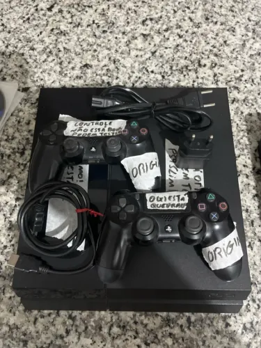 PS4 pro, inclui 2 controles de brinde, mas não estão bom!!