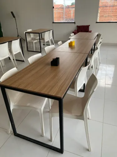 Mesas, cadeiras e sofá