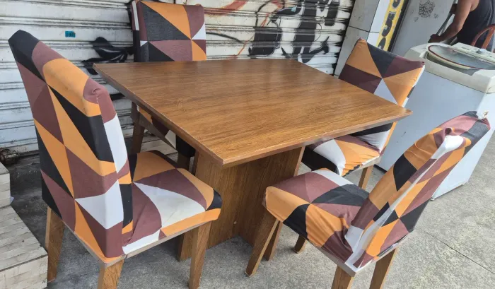 MESA C/ 4 CADEIRAS ESTOFADAS 