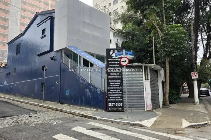Sobrado de esquina com 240m², 8 salas e 2 vagas, a 2 quadras do Metrô Vila Mariana.