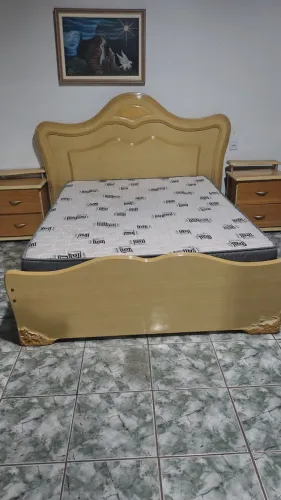 Jogo de quarto. Cama, colchão e duas mesas de cabeceira. Em bom estado com pequenas avaria