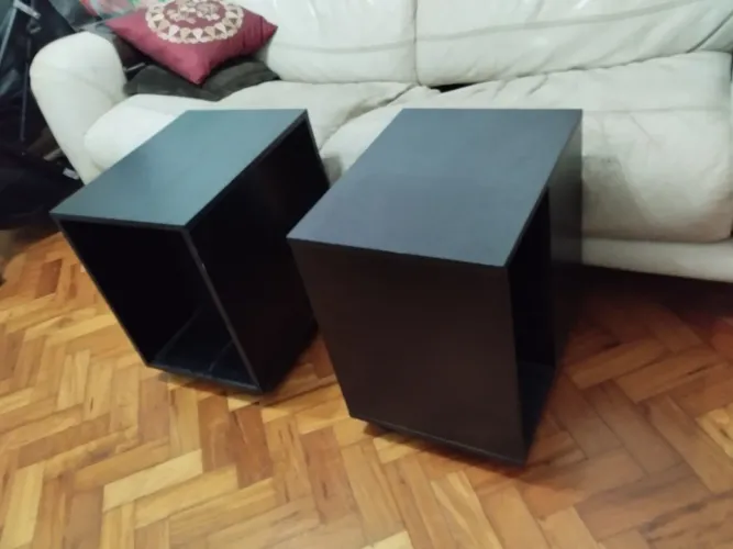 Mesa de canto moderna e pretas