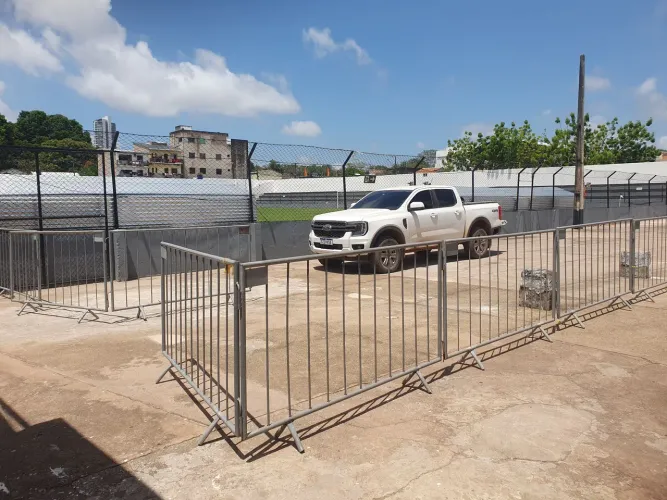 Grades pra camarote, contenção de fila