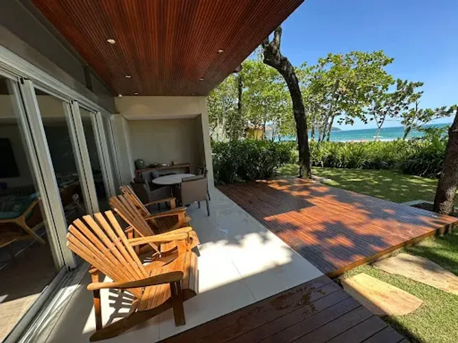 Casa em Condomínio Frente ao Mar em Camburi | 5 Suítes | Vista Panorâmica | Pé na Areia |