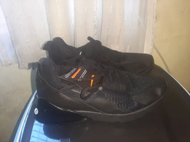Tenis da Nike na etiqueta 
