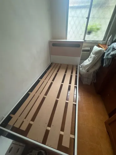 Cama solteiro com cabeceira baú!