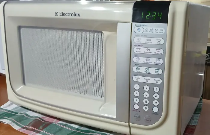 Microondas Electrolux 110V/31L, moderno/funcionando/conservado. Só ligar e usar. Compa