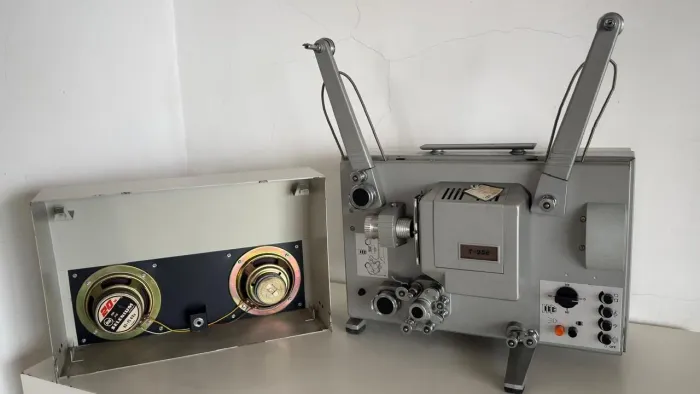 Vendo. Um projtor 16mm