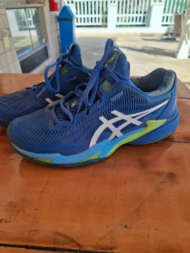 Tênis Asics Court FF, semi-novo, tamanho 40. Para jogar tênis e atividades físicas.