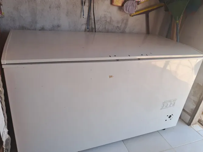Frizzer 8 meses de uso ..3.800 pra vender logo  uma porta  mas  e do grande 