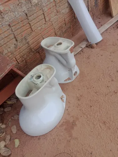 Vendo 2 vasos sanitários em perfeito estado de conservação