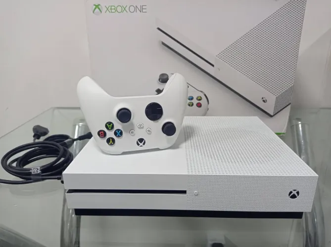 Xbox One S 1 tb novinho com jogo (Aceito Cartão em até 12x).