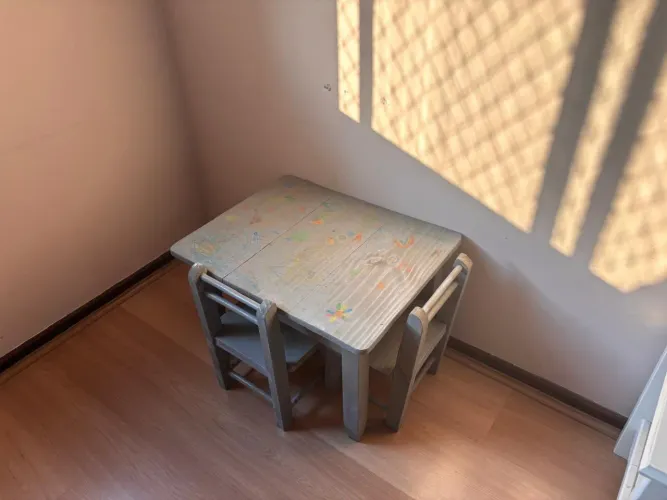 Mesinha Infantil de Madeira com 2 Cadeiras - Ideal para Atividades