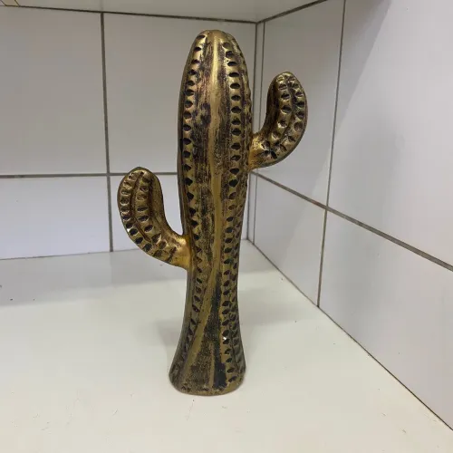 Escultura de cacto em cerâmica dourado