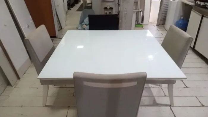 Mesa de jantar com tampo de madeira e vidro jateado + 4 cadeiras