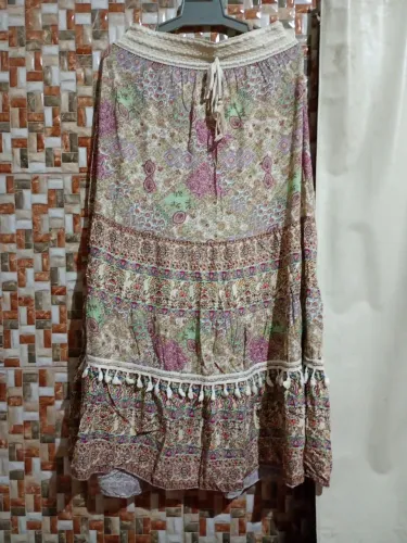 Saia longa estampada com detalhes em crochê e franjas perfeito para look novo chic.