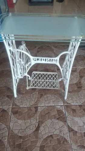 Vendo pé de maqui de costura antiga com pedal, estrutura de ferro e tampo de vidro. singer
