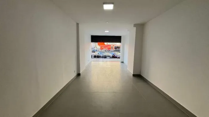 Livia Machado imóveis, aluga loja de 59m², em Bento Ferreira