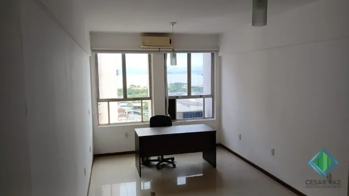 Sala comercial em ótima localização no Centro de Florianópolis.