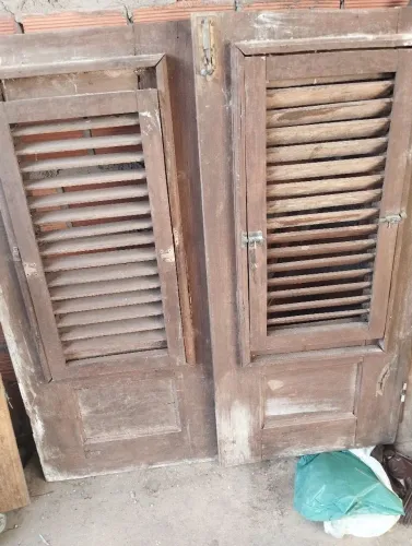 Janela de duas folhas com portal