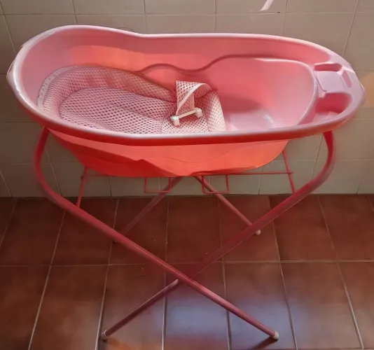 Banheira de bebê Rosa com suporte e redinha - Ótimo Estado 