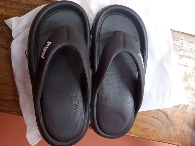 Chinelo preto Yogui R$100,00