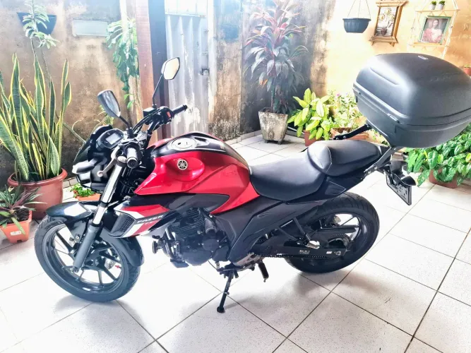 Fazer 250 muito nova 2024 com kilometragem super baixa e acompanha um baú utilitário 