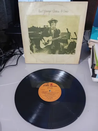Lp Neil Young Comes a time raridade usado com marcas vinil funcional em boas condições