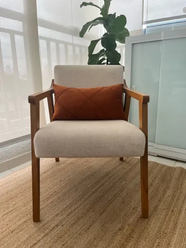 POLTRONA DECORATIVA COM BRAÇOS DE MADEIRA - MODERNA E ELEGANTE