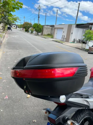 Baú e suporte givi